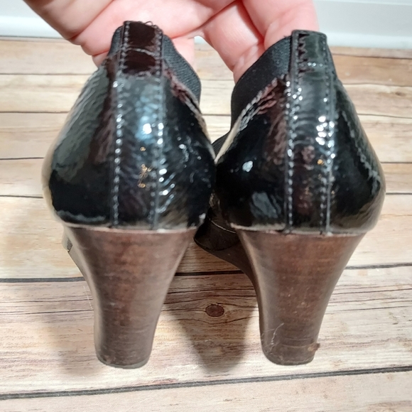 Tory Burch black patent logo Caroline wedge heels 7 - Picture 5 of 16